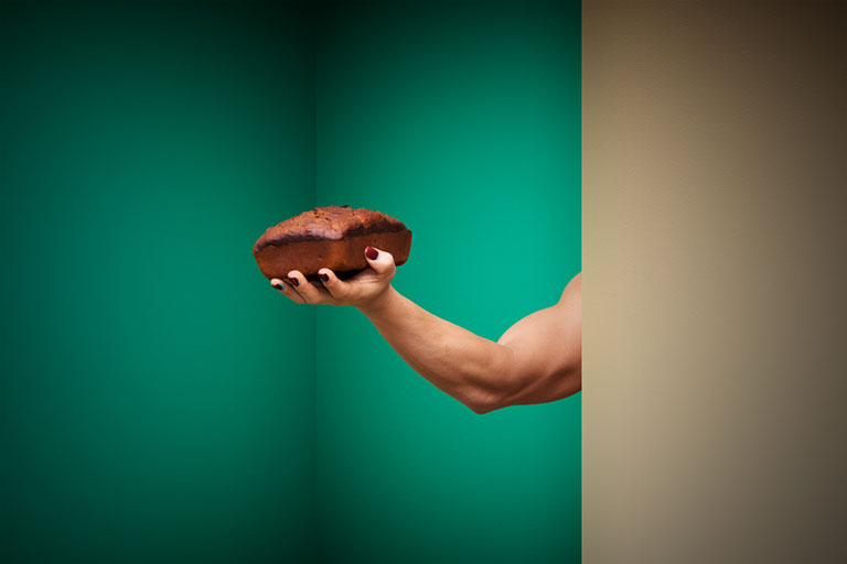Félix Ossa - Doméstico - Imagen una mano de hombre sostenido un pan