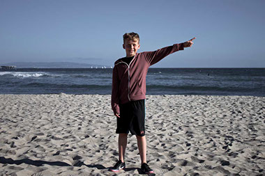 Felix Ossa - Where is Colombia? - Image of a boy pointing his hand to the right